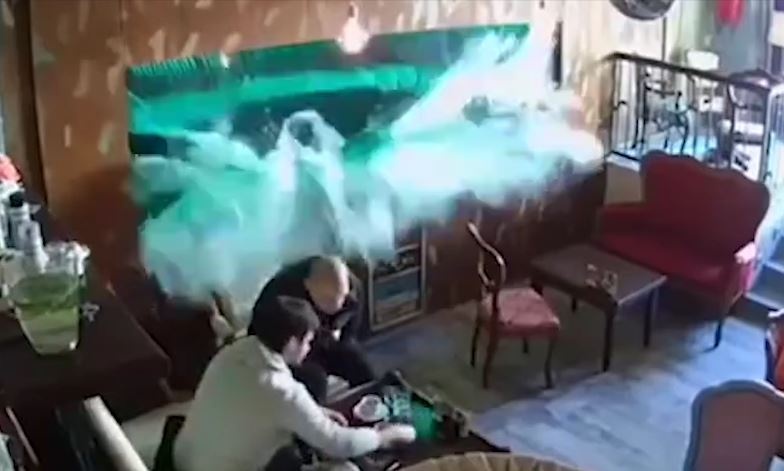 Be ca trong quan ca phe bat ngo bi vo lam khach hang uot sung hinh anh