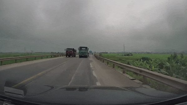 Container 'dat tay' xe khach lan lan nguy hiem, oto tap ngay vao le hinh anh