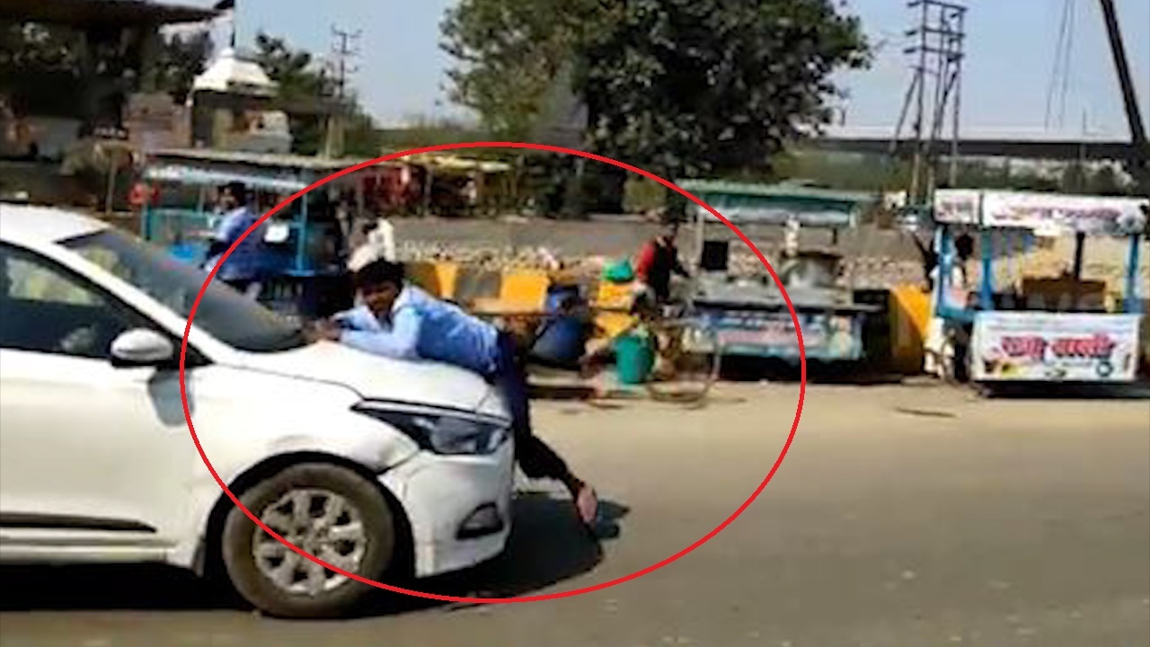 Nguoi di duong bi keo le tren mui xe de chan tai xe oto bo tron hinh anh