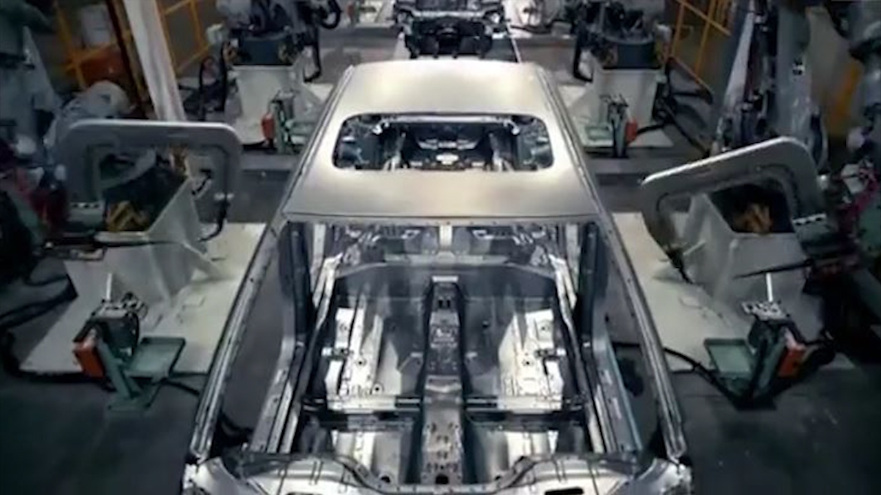 Nha may xe dien lon nhat Trung Quoc, 90 giay lap xong mot chiec hinh anh