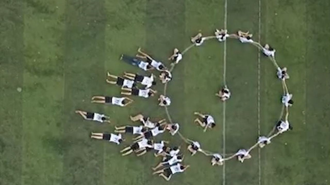 Hoc sinh mua tap the mo phong qua trinh thu tinh hinh anh