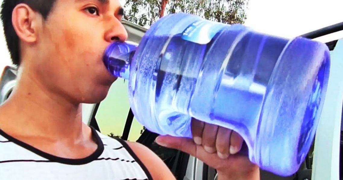 Chet vi uong 7 lit nuoc va vi sao ban khong nen lam the hinh anh