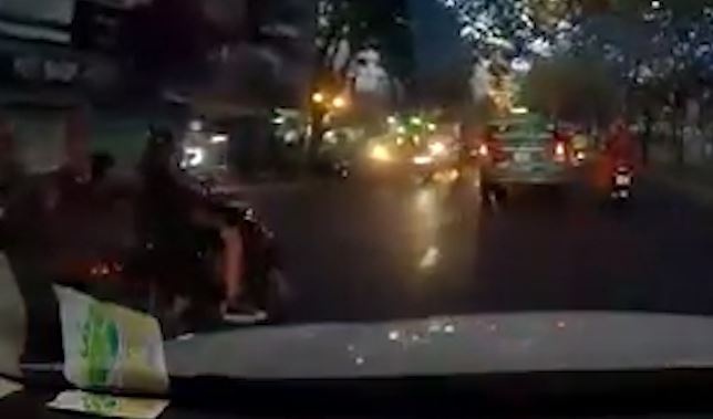 Co gai dot ngot bang qua duong ngay truoc dau xe oto hinh anh