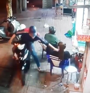 Khong canh giac, co gai bi cuop dien thoai ngay tren tay hinh anh