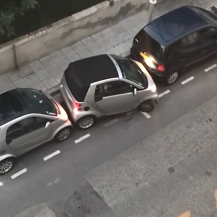 Tai xe dieu luyen, dau xe vua khit vao khoang trong be ti hinh anh