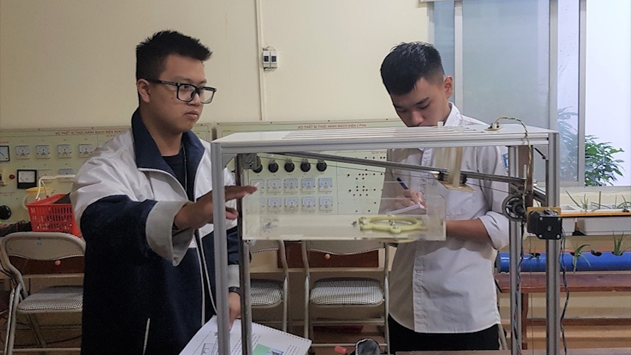 Hoc sinh sang che nap cong co kha nang tu dong gat rac hinh anh