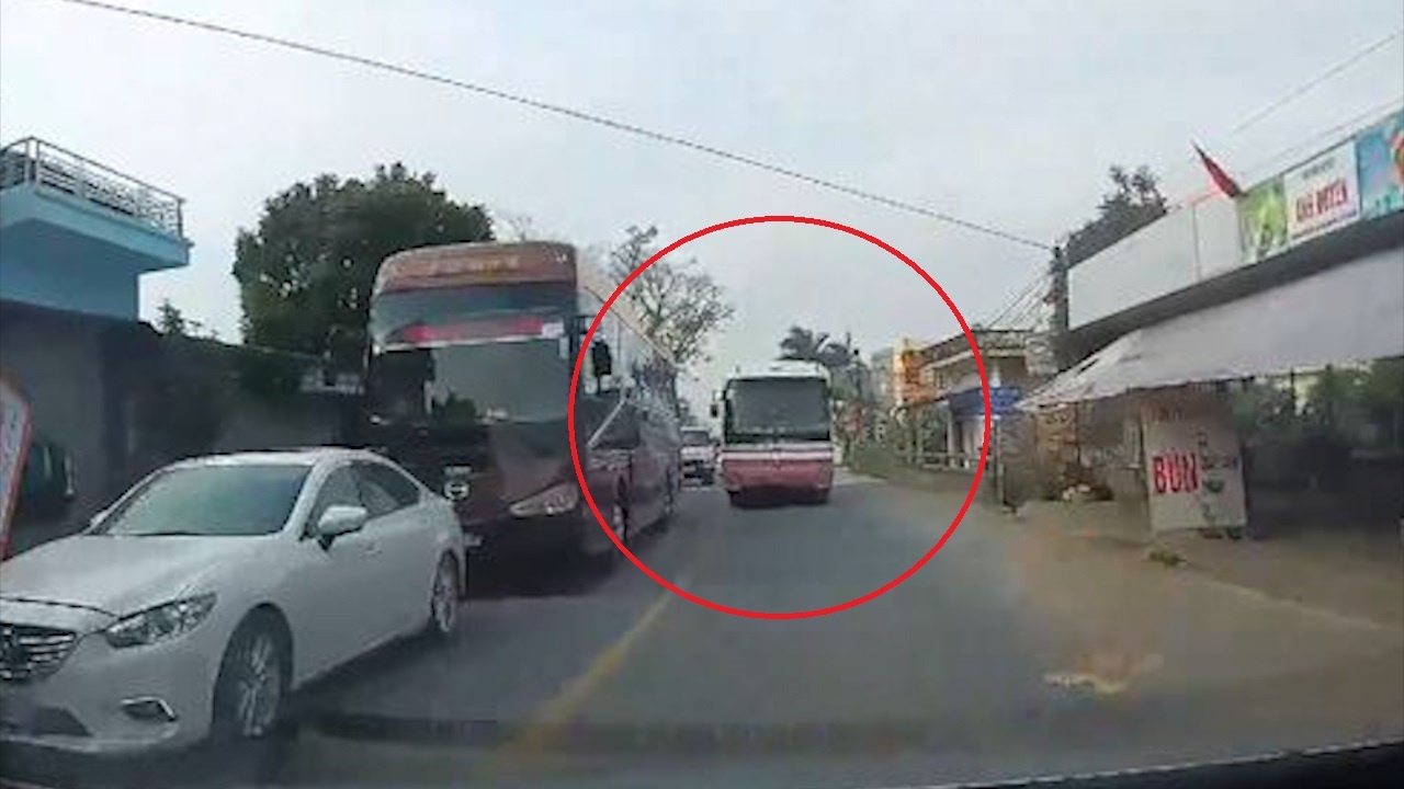 Xe khach lan lan de vuot, bi oto chan dau bat lui hinh anh