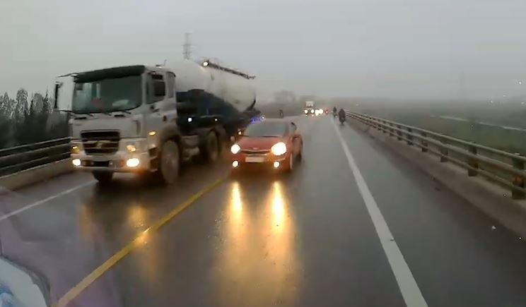 Oto lan lan vuot xe container suyt gay tai nan hinh anh