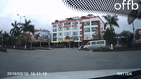 Va cham manh voi xe khach, nguoi lai xe may bay giua duong hinh anh