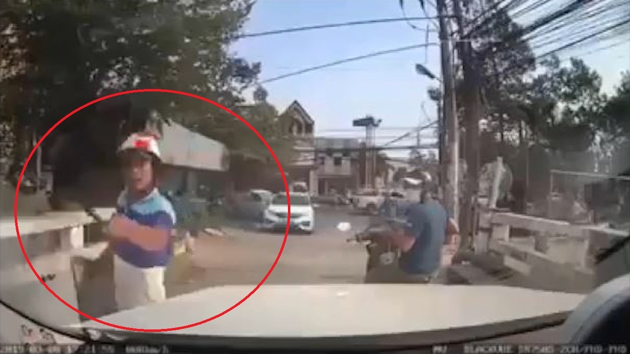 Dung xe giua cau, tai xe xe may dung gay dap kinh oto de doa hinh anh