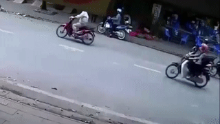 Dung xe de dung dien thoai, nguoi phu nu bi xe dam lan ra duong hinh anh