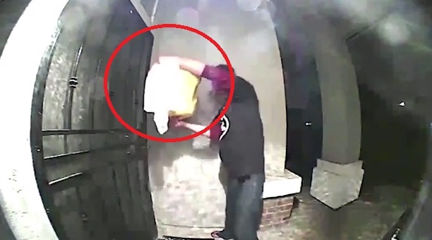 Nguoi dan ong My cham lua dot nha hang xom de 'tru ma' hinh anh