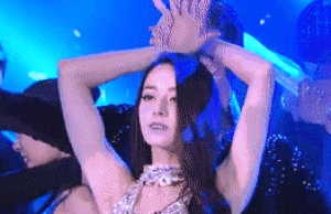 Dich Le Nhiet Ba gia giong con vat, hat ben Chau Du Dan va nhay sexy hinh anh