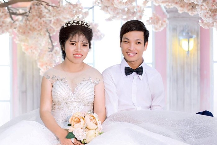 Dam cuoi co 1 khong 2: Co dau chu re buoc vao, ca hon truong nuc no hinh anh