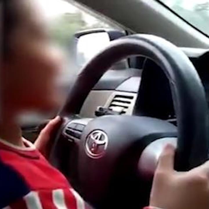 Ong bo Trung Quoc vo tu de con 4 tuoi lai oto hinh anh