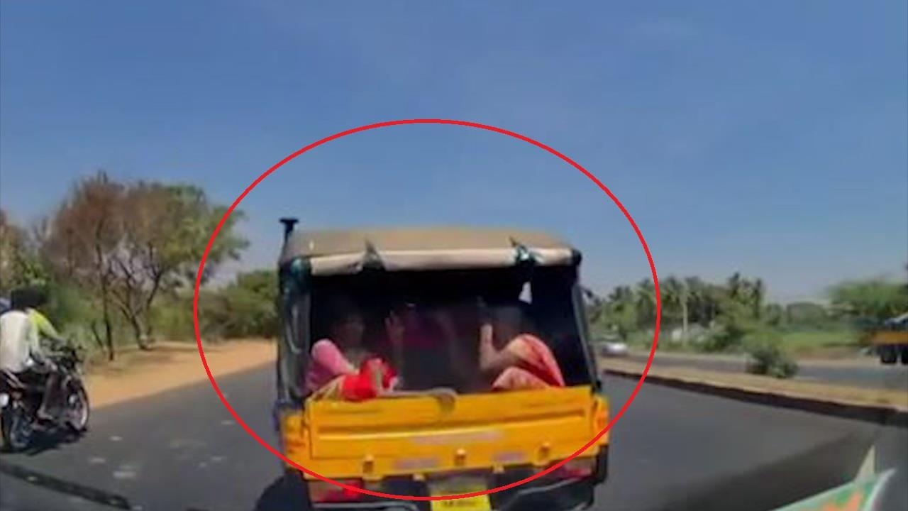 Chuyen lan dot ngot, xe tuk tuk bi tong lam khach te lan ra duong hinh anh