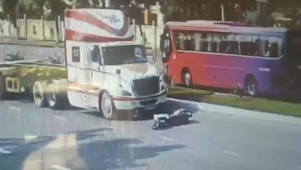 Thanh nien phong xe toc do cao, chui vao gam xe container hinh anh