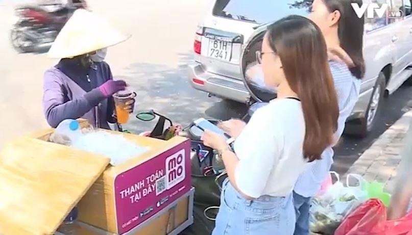 Nhieu hang rong tai TP.HCM thanh toan khong dung tien mat hinh anh