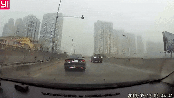 Tai xe than nhien di lui xe giua duong mot chieu hinh anh