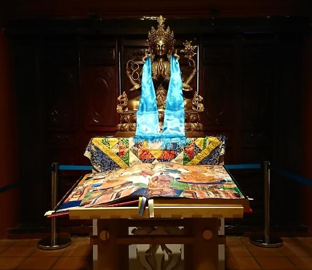 Bo sach ma vang nang 33 kg, doc nhat vo nhi o Ha Noi hinh anh