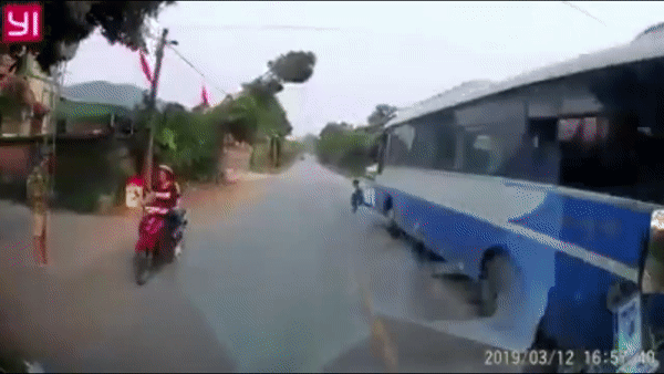 Be trai dot ngot lao thang ra duong suyt bi oto dam hinh anh