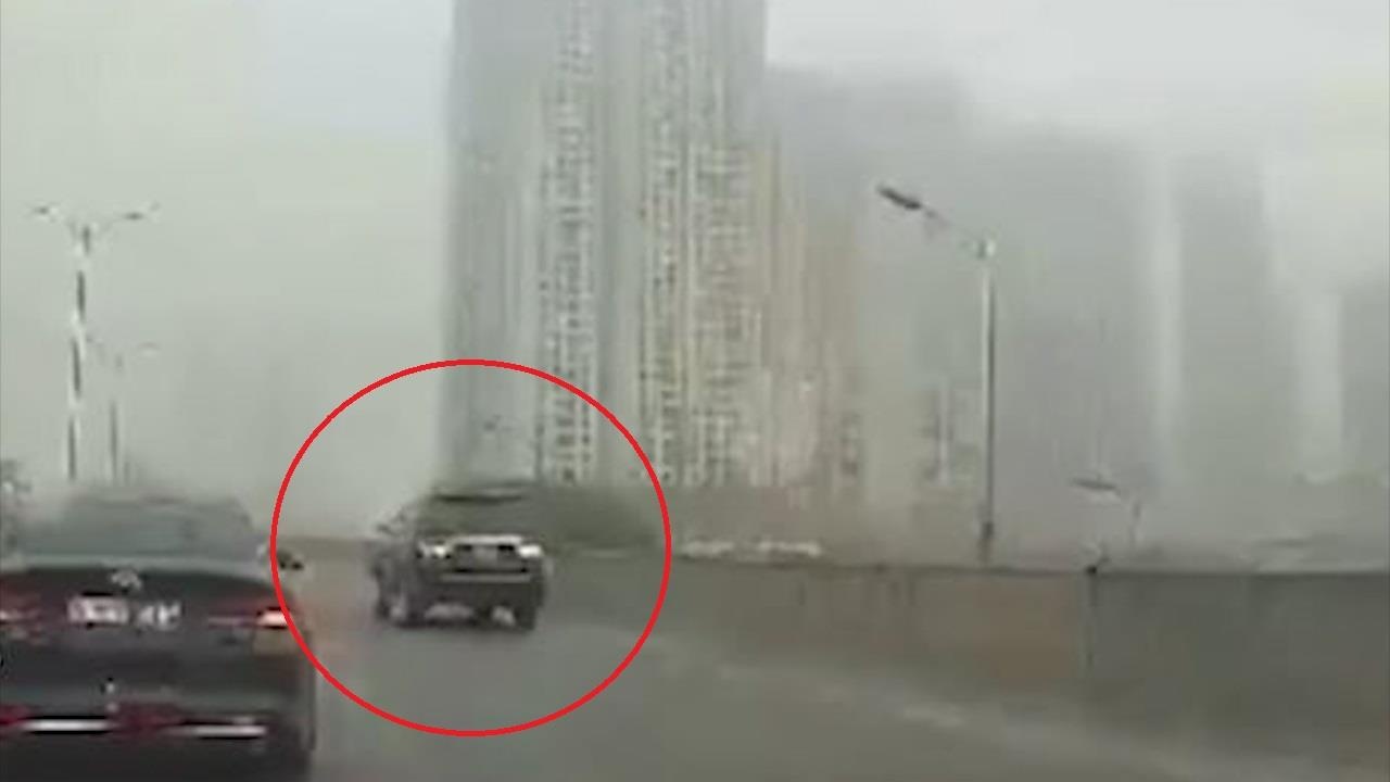 Tai xe oto than nhien lui xe tren duong vanh dai 3 o Ha Noi hinh anh