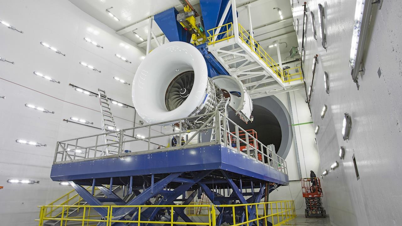 Ben trong trung tam kiem tra dong co may bay lon nhat the gioi hinh anh