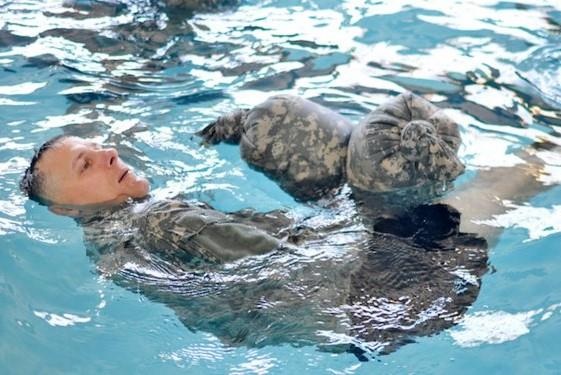 Chang trai song sot hang gio tren bien nho meo nho cua quan doi hinh anh