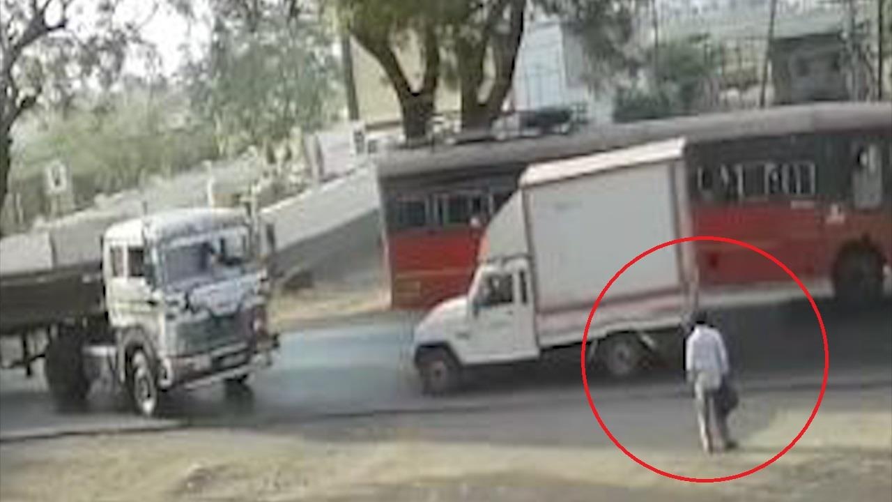 Nguoi di duong An Do thoat chet sau cu va cham cua 2 xe tai hinh anh