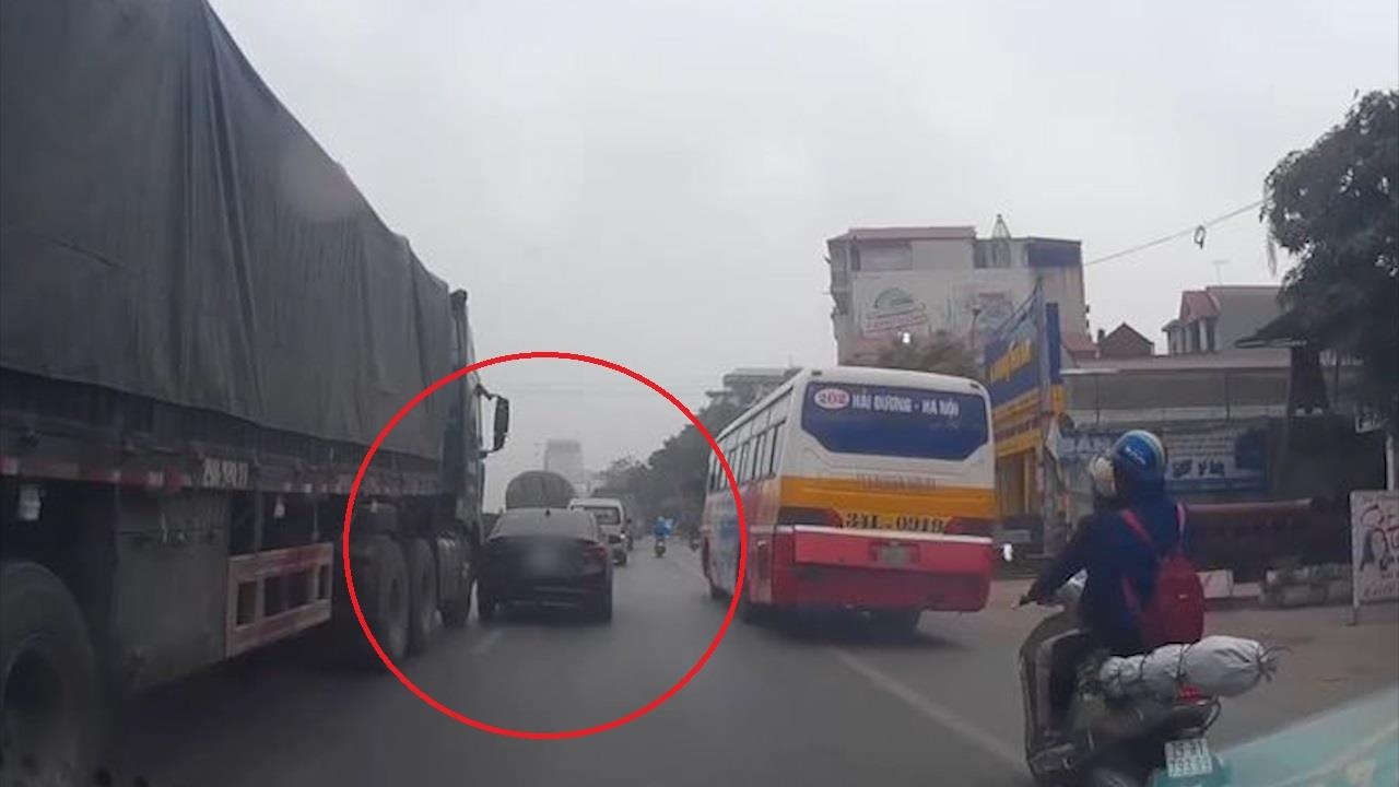 Bi xe tai va quet, oto be lai chan truoc mui xe hinh anh