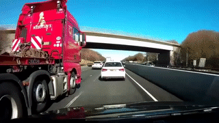 Oto con tat dau xe keo tren cao toc bi dam tham khoc hinh anh