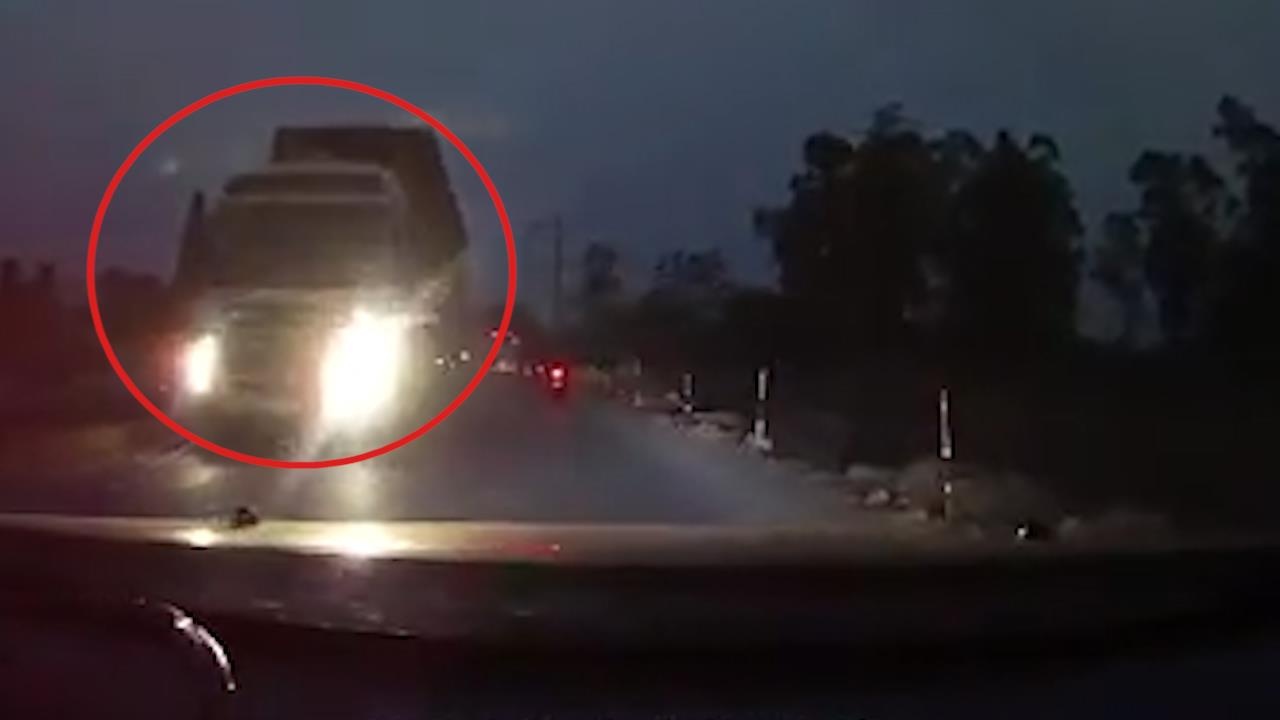 Tai xe xe container lai xe chay nguoc tren duong 1 chieu hinh anh