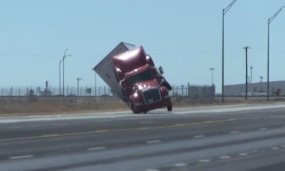 Gio giat manh lat do xe dau keo tren duong cao toc hinh anh