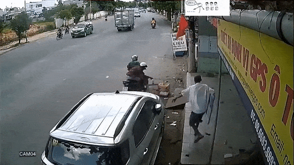 Hai dao chich di xe may cuop long chim ven duong trong nhay mat hinh anh