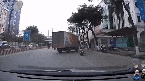 Xe chuyen phat nhanh tat dau khien nguoi di xe may te nga hinh anh