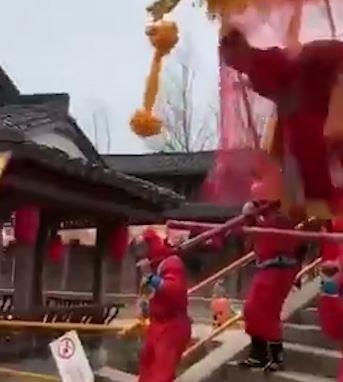 Co dau te trong thuong khi duoc khieng bang kieu hinh anh