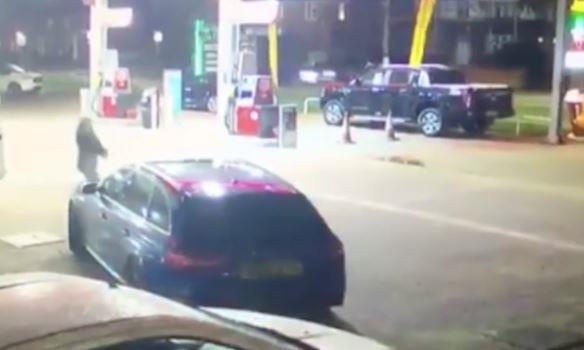 Oto Anh dam thang vao nhan vien tram xang de khong phai tra tien hinh anh