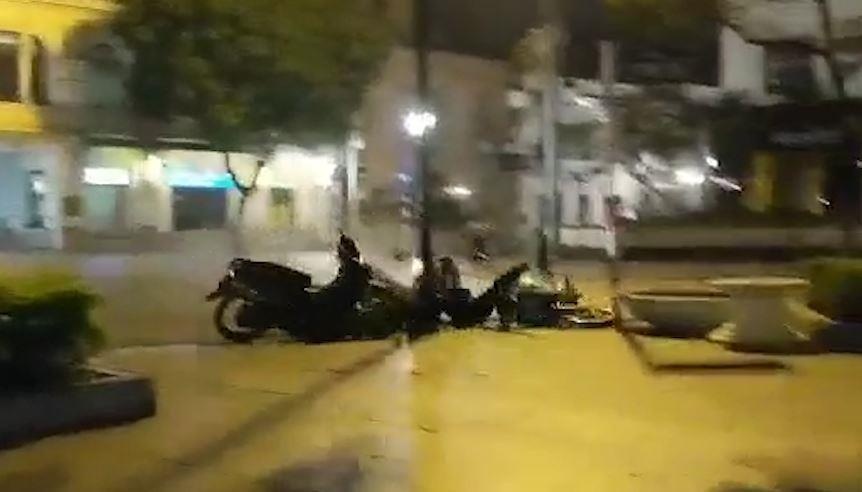 Xe may dam vao nhau roi truot dai tren via he Ha Noi hinh anh