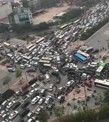 Canh tac duong kinh hoang o Ha Noi tu goc quay tren cao hinh anh