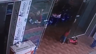 Kinh cuong luc vo vun roi vao dau em be khi dang choi truoc nha hinh anh