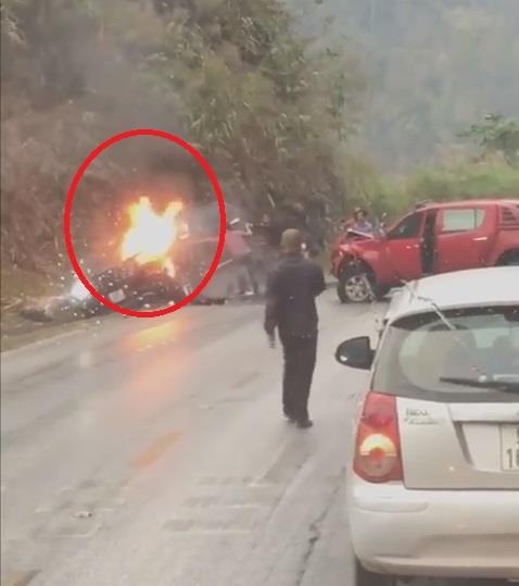 Dam dong hop suc dap lua cuu oto bi tai nan boc chay ngay tren duong hinh anh