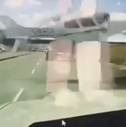 May bay roi suyt va phai oto tren duong cao toc o Canada hinh anh