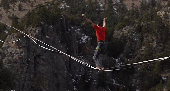 Van dong vien bieu dien di day giua nui ma khong co do bao ho hinh anh