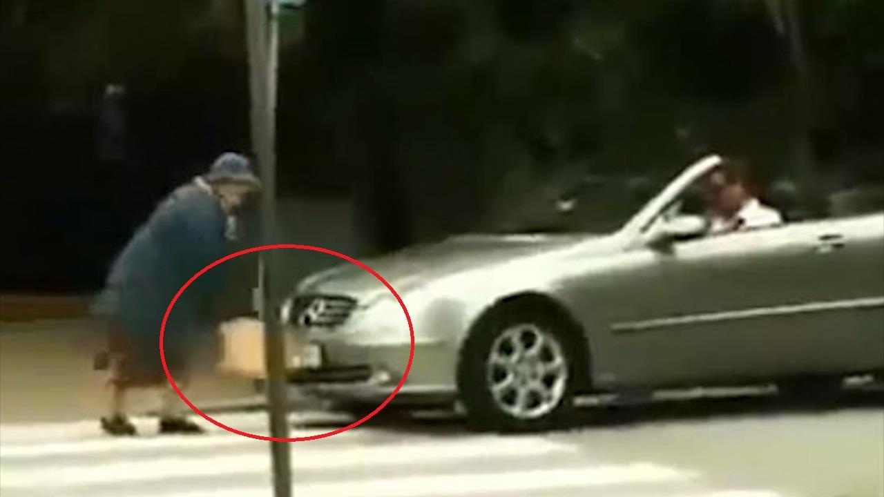 Tai xe oto bop coi inh oi, bi cu ba dap bung tui khi xe hinh anh