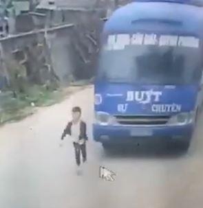 Xe buyt lach het co tranh dam phai be trai chay sang duong hinh anh