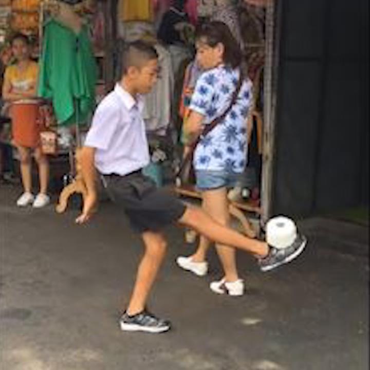 Cau be tro tai tang cuon giay dieu luyen nhu tang bong hinh anh