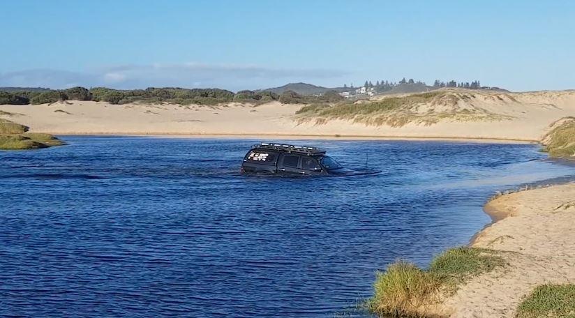 Oto hoa 'tau ngam' lan qua song, tai xe vui nhu hoi hinh anh