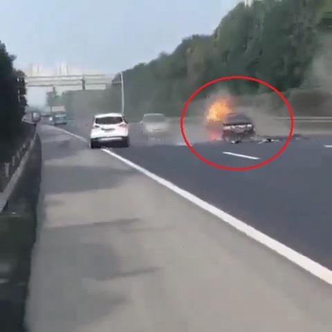 Dung xe tren cao toc oto bi dam boc chay giua duong hinh anh