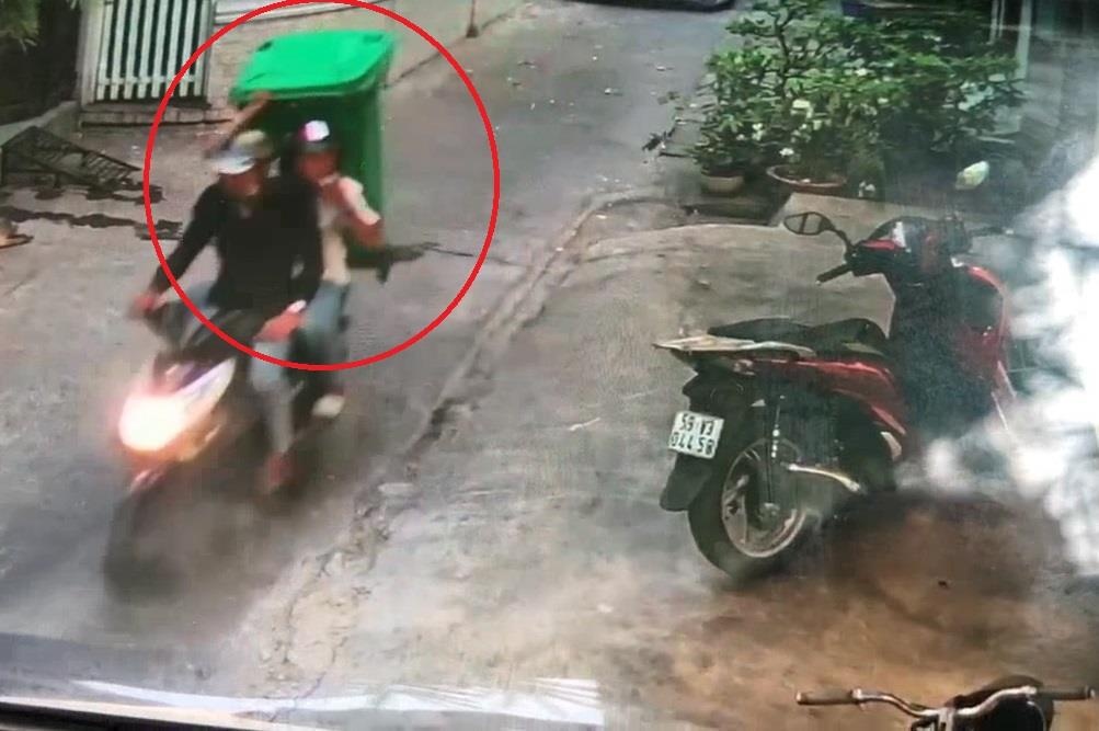 2 thanh nien trom thung rac giua ban ngay hinh anh