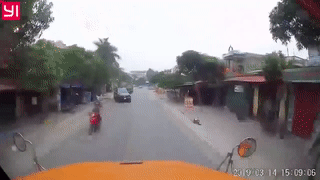 Oto lao dao tay lai suyt dam vao dau xe container hinh anh